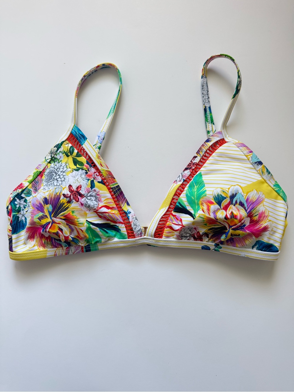 Kenneth Cole Reaction floral bikini top. Size: Small